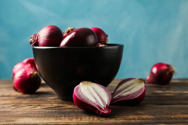 Compositie met rode ui op houten tafel, ruimte voor tekst — Stockfoto