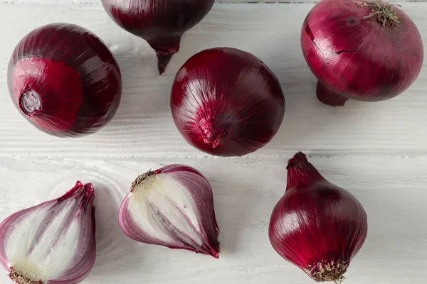 Composition avec oignon rouge sur fond blanc en bois — Photo