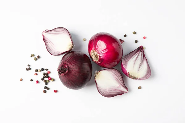 Composition plate avec oignon rouge et épices sur fond blanc — Photo