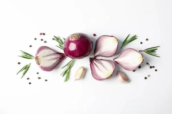 Composition plate avec oignon rouge et épices sur fond blanc — Photo