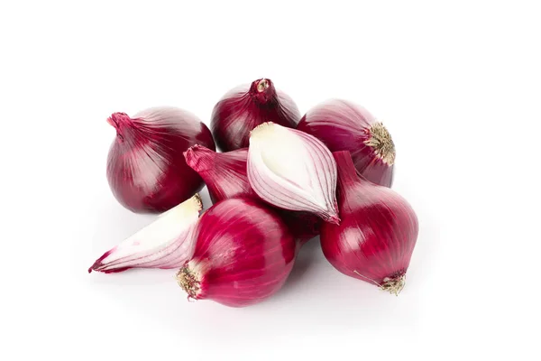 Cebolla roja fresca aislada sobre fondo blanco —  Fotos de Stock