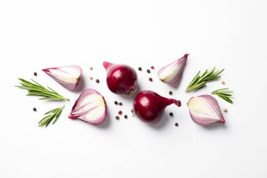 Beyaz backgrou üzerinde kırmızı soğan ve baharat ile Düz yatıyordu kompozisyon