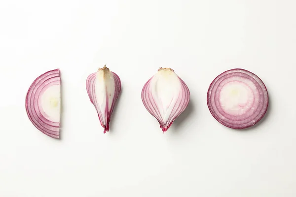 Composición plana con cebolla roja sobre fondo blanco — Foto de Stock