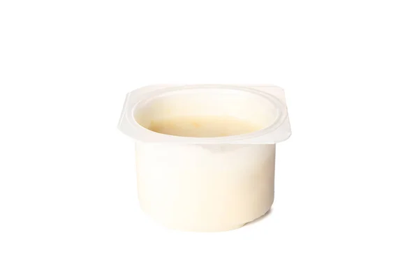Plastmugg med grädde yoghurt isolerad på vit bakgrund, Spac — Stockfoto