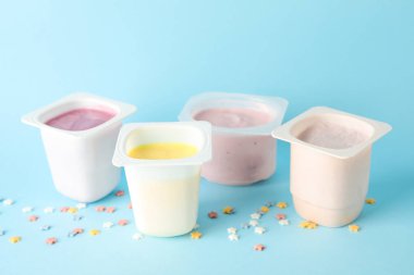 Renk arka planda yoğurt ve küçük yıldız ile Plastik bardak, sp