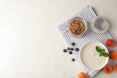 Beyaz cemen üzerine granola, yoğurt ve taze meyve ile kompozisyon