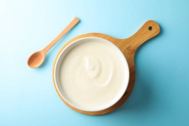 Renkli arka planda kaseyoğurt ile kompozisyon