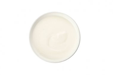 Beyaz arka plan üzerinde izole kremalı yoğurt ile Bowl