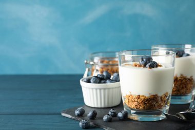 Açık mavi arka plan karşı parfaits tatlılar ile Kompozisyon