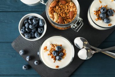 Mavi ahşap arka plan üzerine parfaits tatlılar ile Kompozisyon