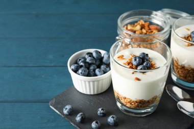 Mavi ahşap arka plan üzerinde parfe tatlılar ile Kompozisyon, sp