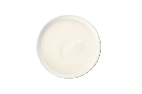 Чаша со сливочным йогуртом на белом фоне — стоковое фото