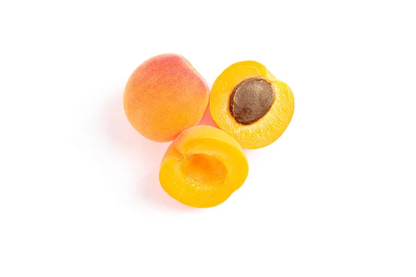 Свіжі абрикоси ізольовані на білому тлі, вид зверху — стокове фото
