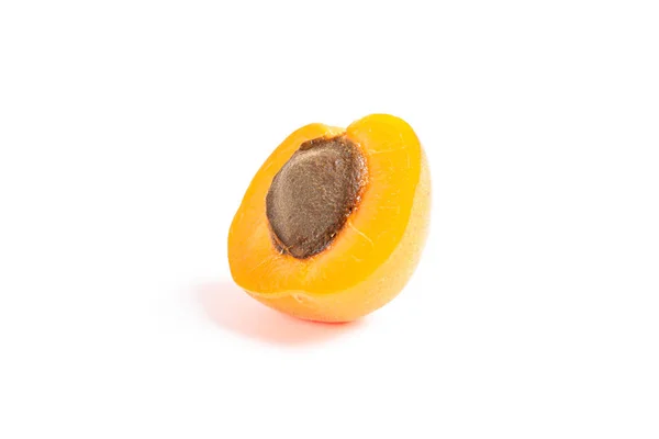Свіжий єдиний абрикос ізольований на білому тлі — стокове фото
