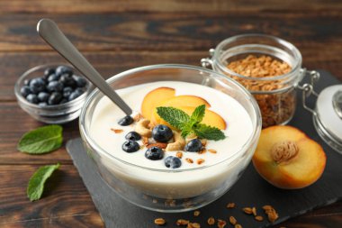 Ahşap backgr yoğurt tatlı ve malzemeler ile Kompozisyon