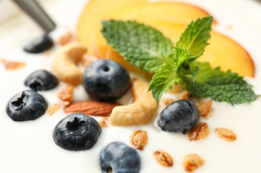 Yoğurt kahvaltı ve tüm arka plan üzerinde malzemeler, alan için 