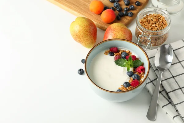 Composizione con yogurt dolce e ingredienti su dorso bianco — Foto Stock