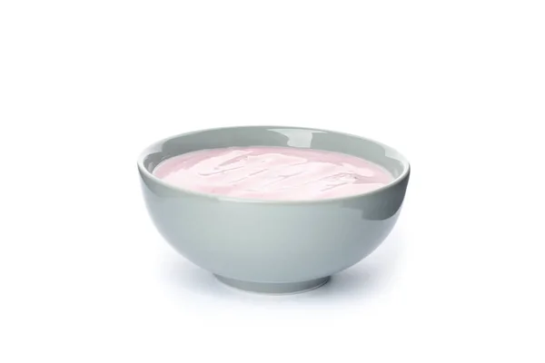 Miska z jogurtem owocowym na białym tle — Zdjęcie stockowe