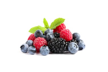 Beyaz arka planda izole taze çilek grubu, yakın