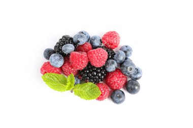 Beyaz arka planda izole edilmiş böğürtlen grubu, üst görünüm