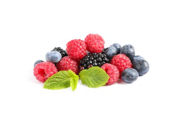 grup izole beyaz zemin üzerine taze çilek