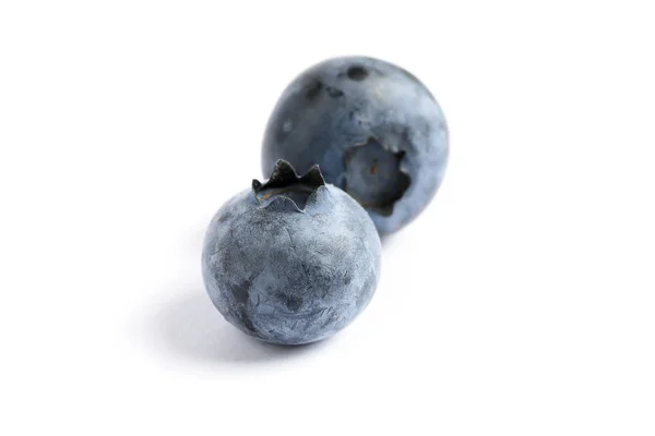 新鲜的蓝莓隔离在白色背景上，特写 — 图库照片