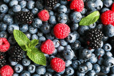 Arka plan olarak taze çilek yığını, yakın