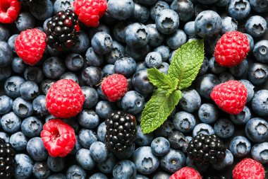 Arka plan olarak taze çilek yığını, yakın