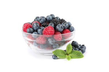 Beyaz arka plan üzerinde izole çilek ile Cam sauceboat