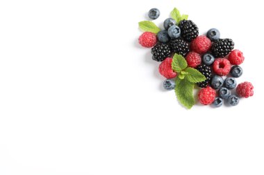 Beyaz arka plan üzerinde çilek ile Düz yatıyordu kompozisyon, alan için