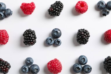 Beyaz arka plan üzerinde çilek ile Düz yatıyordu kompozisyon, alan için