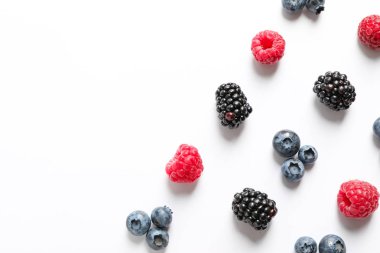 Beyaz arka plan üzerinde çilek ile Düz yatıyordu kompozisyon, alan için