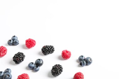 Beyaz arka plan üzerinde çilek ile Düz yatıyordu kompozisyon, alan için