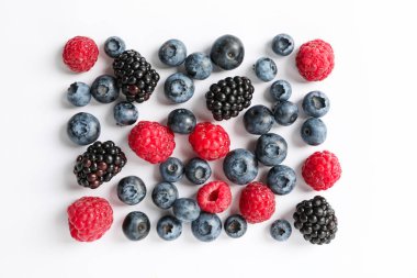 Beyaz arka plan üzerinde çilek ile Düz yatıyordu kompozisyon, alan için