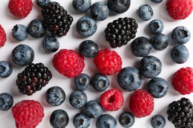 Beyaz arka planda taze meyveler, yakın