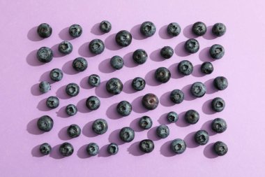 Renk arka plan üzerinde çilek ile Düz yatıyordu kompozisyon, alan için