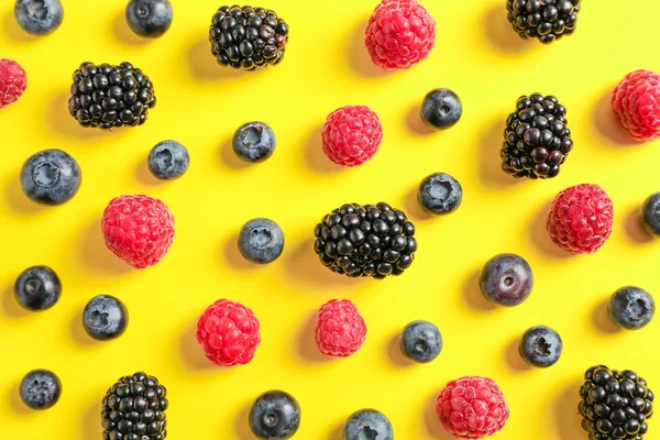 Bayas frescas sobre fondo de color, primer plano — Foto de Stock