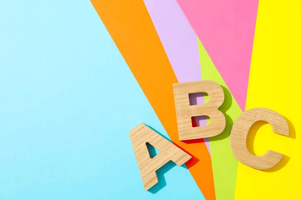 Lettres ABC doublé de lettres en bois sur fond multicolore — Photo