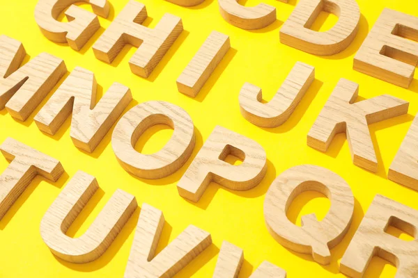 Trä bokstäver i engelska alfabetet på färg bakgrund — Stockfoto