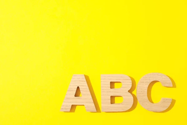 Holzbuchstaben des englischen Alphabets auf farbigem Hintergrund, Leerzeichen — Stockfoto
