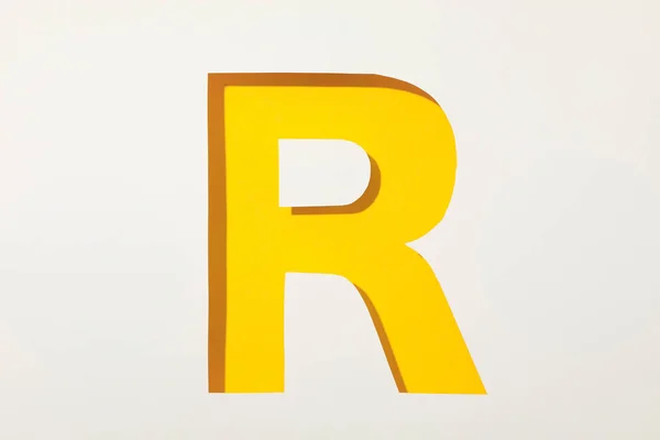 白色背景上的彩色字母 R，文本空格 — 图库照片