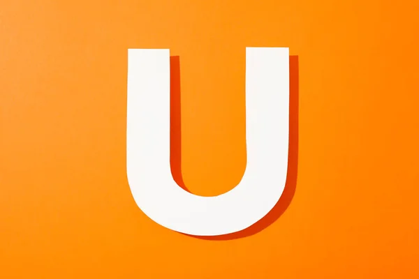 Biała litera U na kolorowym tle, spacja dla tekstu — Zdjęcie stockowe