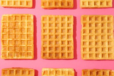 Renkli arka planda Belçika waffle ile düz yatıyordu kompozisyon