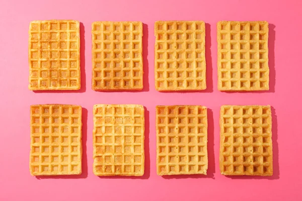 Flat Lay sammansättning med belgiska våfflor på färg bakgrund — Stockfoto