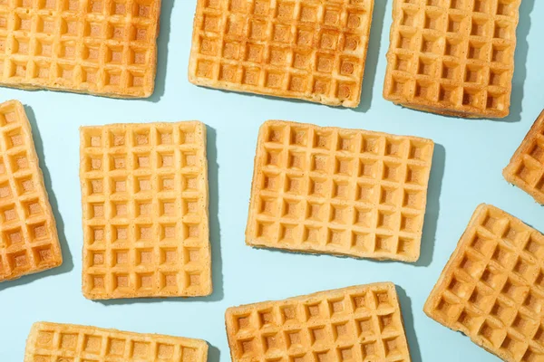 Platte lay compositie met Belgische wafels op kleur achtergrond — Stockfoto