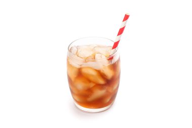 Beyaz arka planda izole soğuk kola cam