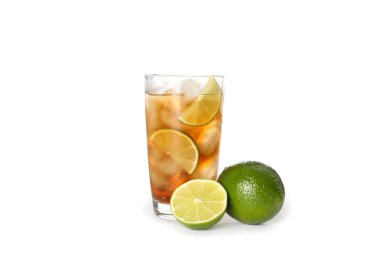 Beyaz arka planda izole soğuk kola cam