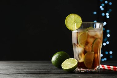 D karşı ahşap masada narenciye ve buz ile soğuk kola Cam