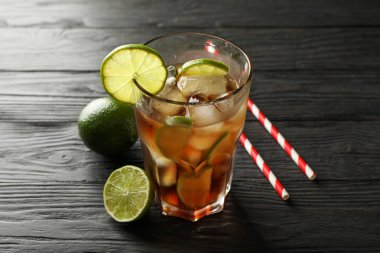 Ahşap masa üzerinde narenciye ve buz ile soğuk kola Cam, uzay fo