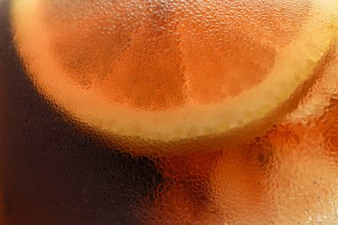 Cam da buz ile soğuk kola yan görünüm arka plan, closeup